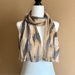 Stylized tiger stripe pleated scarf